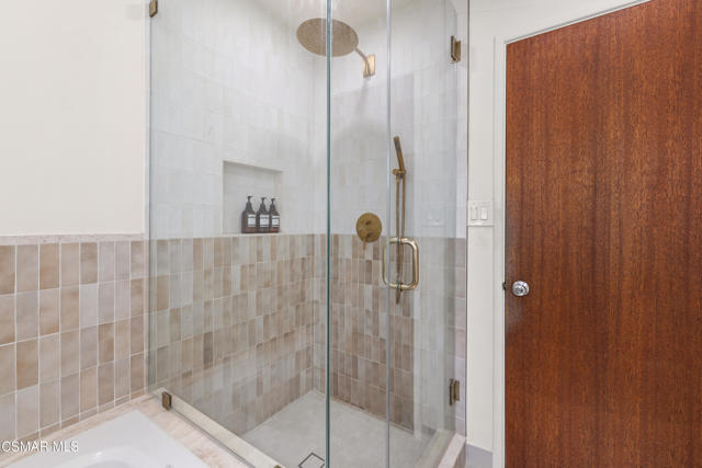 60 Grandview Circle, Camarillo CA: https://media.crmls.org/mediaz/399321be-56e1-4849-b7ff-73665088d80d.jpg