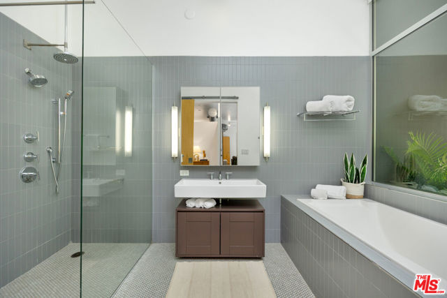 4080 Glencoe Avenue, Marina del Rey CA: https://media.crmls.org/mediaz/39936a91-c6bc-42b2-b915-fa4fdcbda493.jpg
