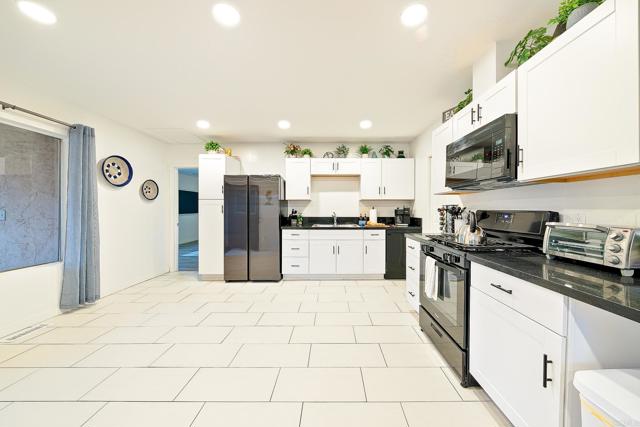 Detail Gallery Image 14 of 45 For 965 Rosecrans Street, San Diego,  CA 92106 - 4 Beds | 2/3 Baths