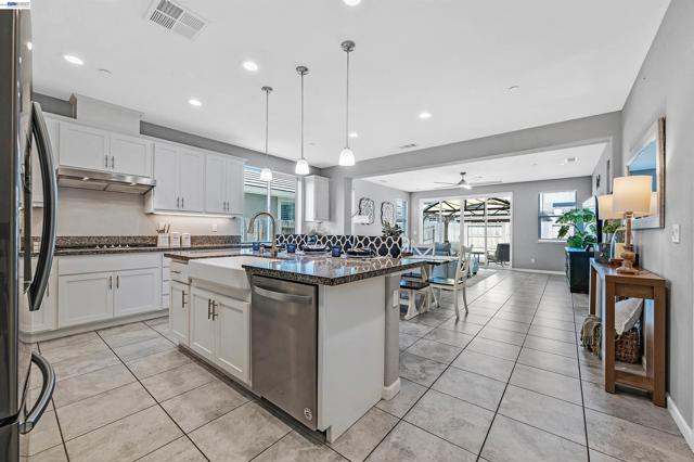 1589 Friendly St, Manteca CA: https://media.crmls.org/mediaz/399404b6-b149-4f90-b25a-b304f11964af.jpg