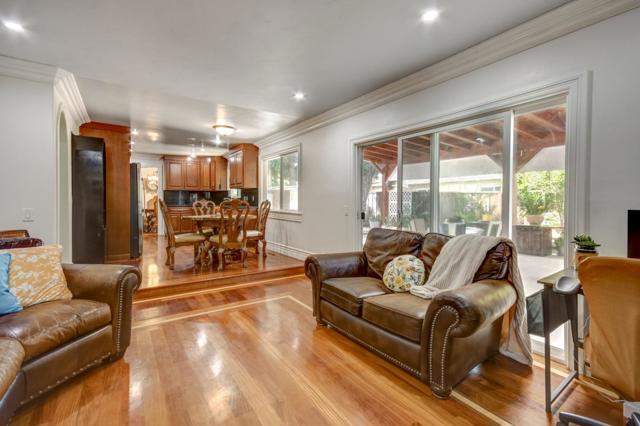 895 Greenwich Drive, Gilroy CA: https://media.crmls.org/mediaz/39945514-6815-4c69-b860-9a4e1320b243.jpg