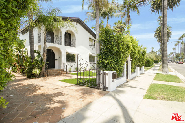 209 N Doheny Drive, Beverly Hills CA: https://media.crmls.org/mediaz/399536e9-bdb1-4c69-828f-97157f68045a.jpg