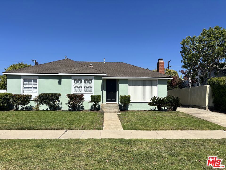 8112 Loyola Boulevard