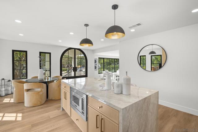 375 E Avenue, Coronado CA: https://media.crmls.org/mediaz/39972461-3620-4890-973d-ac6d29cabb8d.jpg