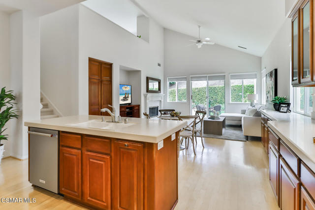 2746 Autumn Ridge Drive, Thousand Oaks CA: https://media.crmls.org/mediaz/399748e9-29b3-4358-9214-4ea29c0474ef.jpg