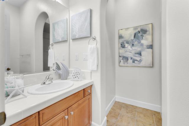 1993 Fairway Oaks Dr, Ripon CA: https://media.crmls.org/mediaz/39975300-2917-461b-93e7-9fe352a2c3af.jpg
