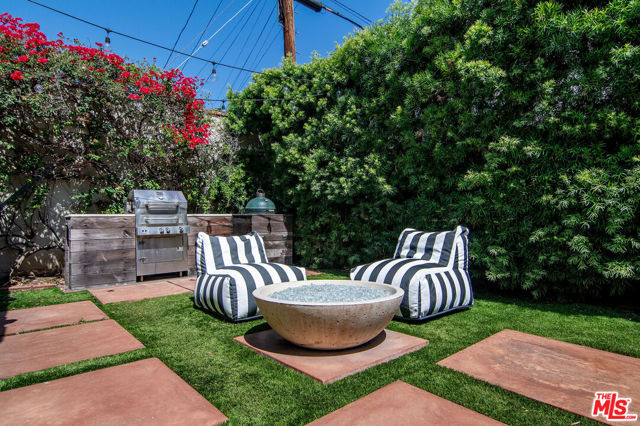 503 N Plymouth Boulevard, Los Angeles CA: https://media.crmls.org/mediaz/399770f7-feb4-40e0-b279-d8f66087378b.jpg