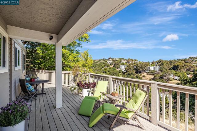 2280 Hastings Dr, Belmont CA: https://media.crmls.org/mediaz/3997db52-d989-48ca-b359-dfb6ef43d5c7.jpg