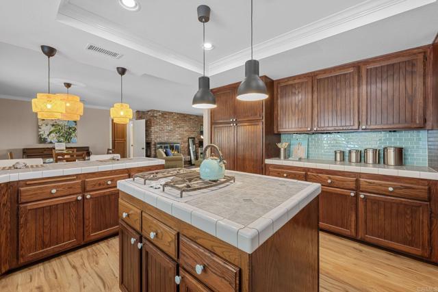 620 Lacrosse Place, Escondido CA: https://media.crmls.org/mediaz/3998228f-7ce5-42e6-ac42-60dc022d48f7.jpg