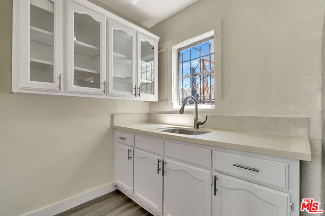 2233 W 14th Street, Los Angeles CA: https://media.crmls.org/mediaz/39989a6b-f2a1-4147-84f0-a181f1364cbc.jpg