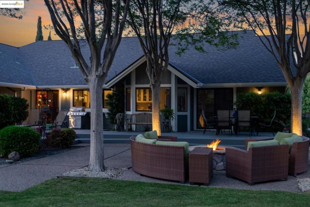 1037 Silverhill Dr, Lafayette CA: https://media.crmls.org/mediaz/3999905b-4202-4f77-9cad-681f36ba5aa9.jpg