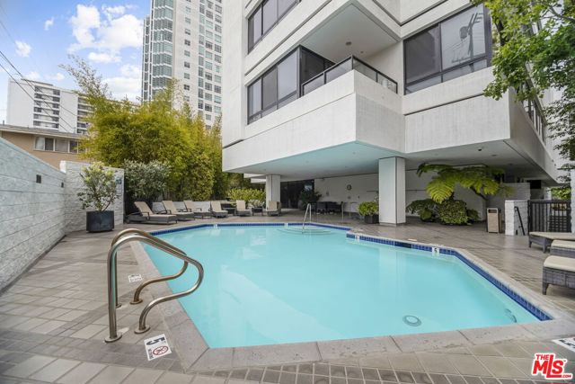 10350 Wilshire Boulevard, Los Angeles CA: https://media.crmls.org/mediaz/3999a851-08ef-4673-a132-8d669b9b226b.jpg