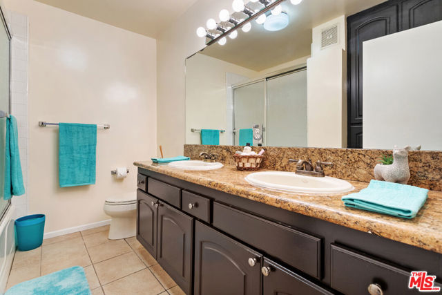 947 W 30th Street, Los Angeles CA: https://media.crmls.org/mediaz/3999bb0b-af2d-49c6-a7d2-f8ec6ed5d83f.jpg