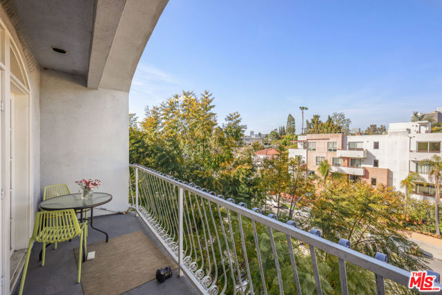 2025 S Beverly Glen Boulevard, Los Angeles CA: https://media.crmls.org/mediaz/399a760e-62b6-4916-8fcf-63c96b63d086.jpg