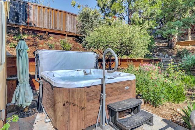 2277 Stillcreek Ct, Martinez CA: https://media.crmls.org/mediaz/399b2de3-3a0c-4549-92c2-c4d90f74e760.jpg
