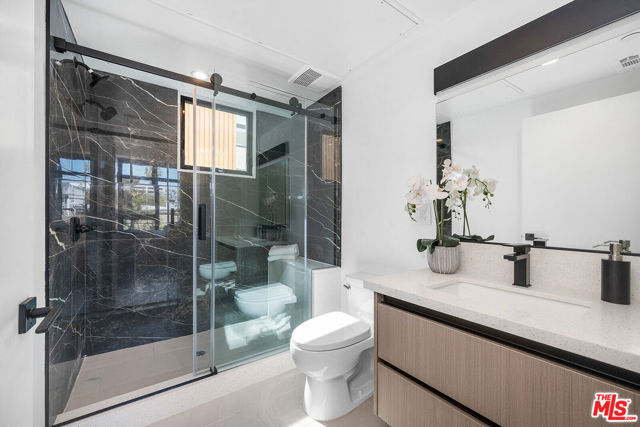 1016 N Martel Avenue, West Hollywood CA: https://media.crmls.org/mediaz/399c32f7-f3fe-4741-a25e-84fdfa90b813.jpg