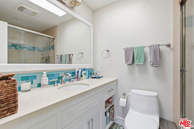 240 The, Redondo Beach CA: https://media.crmls.org/mediaz/399cbb62-0673-46c2-9f7e-6b448aeddb0d.jpg