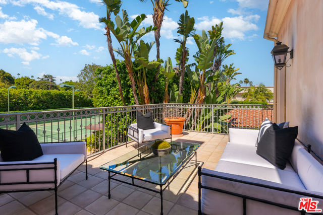 812 N Bedford Drive, Beverly Hills CA: https://media.crmls.org/mediaz/399d8788-e056-431d-94cc-1b955a167505.jpg