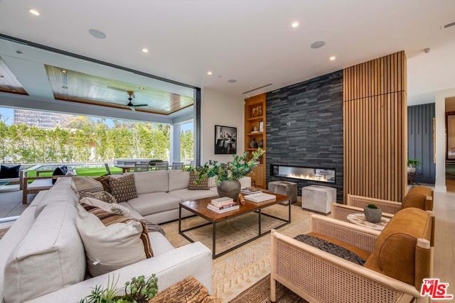 15907 Valley Vista Boulevard, Encino CA: https://media.crmls.org/mediaz/399db136-99f3-4246-b79e-29f65e5e76c5.jpg
