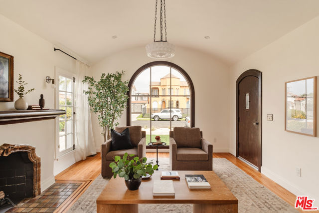 3029 S Norton Avenue, Los Angeles CA: https://media.crmls.org/mediaz/399e65dc-c8b7-4931-874e-aa3d6301ff3b.jpg