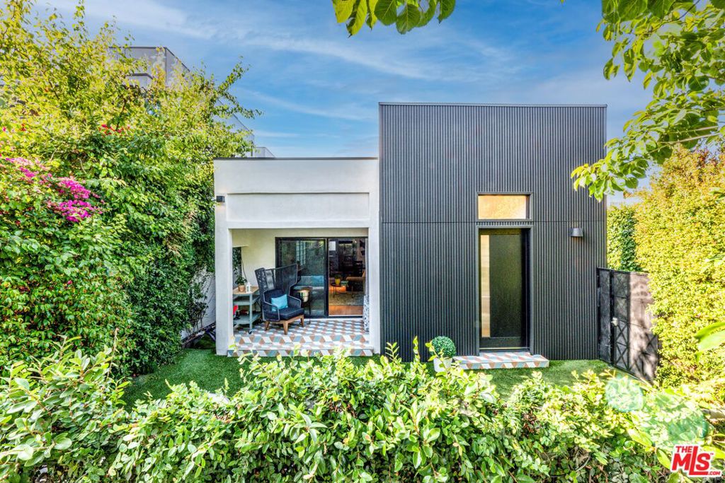 8907 Rosewood Avenue