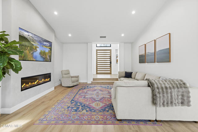 911 Vivian Circle, Newbury Park CA: https://media.crmls.org/mediaz/399f9e26-c06a-4cdd-8be0-566411d0321b.jpg