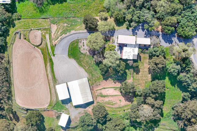 10700 Foothill Rd, Sunol CA: https://media.crmls.org/mediaz/399fd7a5-7c9c-4efa-8bee-f2b8c8f62bd7.jpg