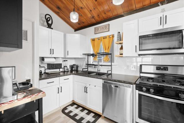 972 Pinon Lane, Big Bear CA: https://media.crmls.org/mediaz/39a09276-5e79-4eb2-89c7-134aa1924311.jpg