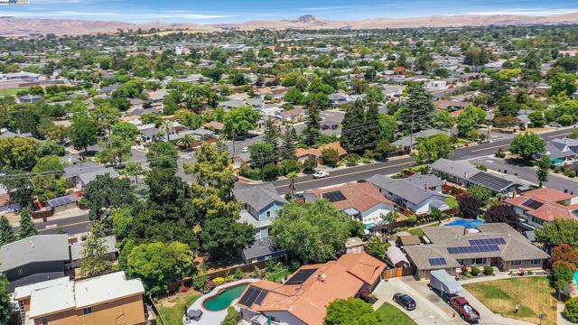2211 College Avenue, Livermore CA: https://media.crmls.org/mediaz/39a12cf7-9181-45b4-83b3-a06d65bf912d.jpg