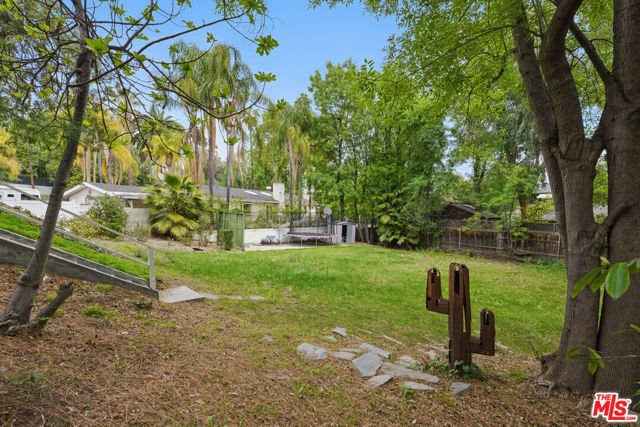 5220 Melvin Avenue, Tarzana CA: https://media.crmls.org/mediaz/39a14a4a-510f-4644-910c-4d05bec3392a.jpg