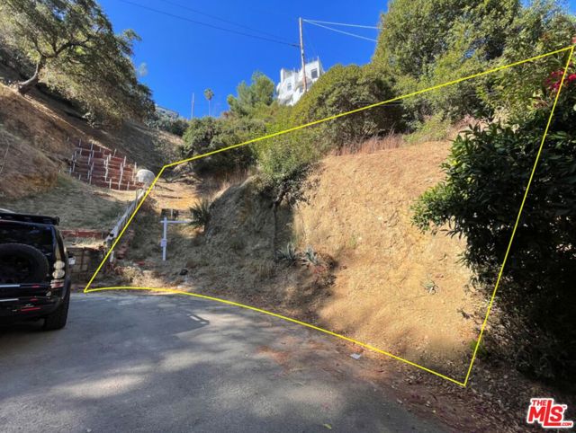 5897 Lorae Place, Los Angeles CA: https://media.crmls.org/mediaz/39a1608f-df83-42cd-b263-a4b442a3ed60.jpg