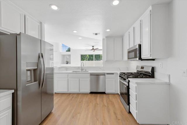 Detail Gallery Image 13 of 44 For 1275 Natoma Way #B,  Oceanside,  CA 92057 - 3 Beds | 2/1 Baths