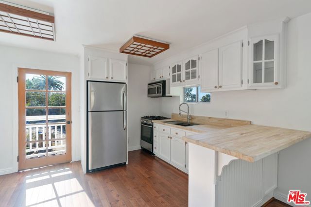4011 1/2 Sunset Drive, Los Angeles CA: https://media.crmls.org/mediaz/39a609c6-b066-4b33-a223-1a61fe5e8c78.jpg