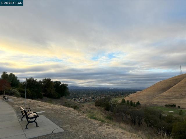 109 Forest Hill, Clayton CA: https://media.crmls.org/mediaz/39a61f8e-e2f1-4213-8403-39585be951f7.jpg
