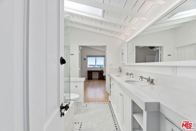 22416 Pacific Coast Highway, Malibu CA: https://media.crmls.org/mediaz/39a62bcb-fc27-42f4-acd9-c1f5b721d423.jpg