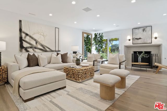 1305 Duende Lane, Pacific Palisades CA: https://media.crmls.org/mediaz/39a683ff-fd6d-4b0e-a27b-6e2e908e2528.jpg