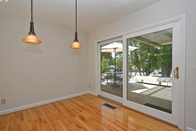 727 Paradise Valley Ct, Danville CA: https://media.crmls.org/mediaz/39a8519c-a6c4-48f1-8054-7c3cac0b3754.jpg