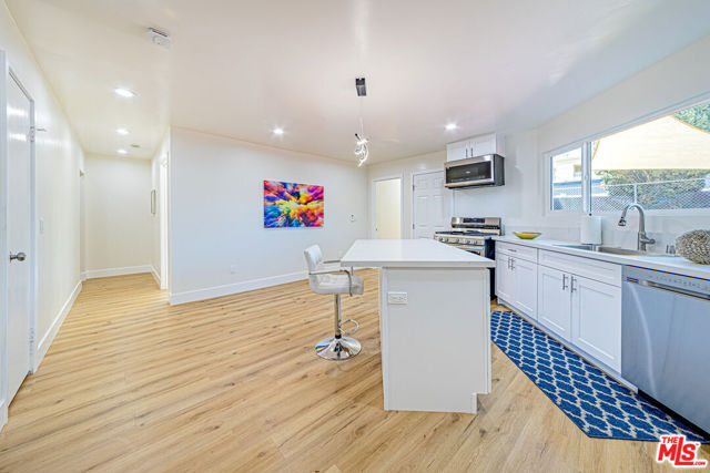 5633 La Mirada Avenue, Los Angeles CA: https://media.crmls.org/mediaz/39a883b3-297b-44a0-bdf8-cc5935468e49.jpg