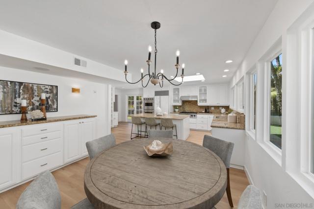 6937 Paseo Laredo, La Jolla CA: https://media.crmls.org/mediaz/39a93126-1918-43cc-afcc-996c367dde91.jpg