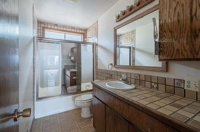 19400 Eden Court, Salinas CA: https://media.crmls.org/mediaz/39a9735c-baec-431b-b08f-0e927bd5e9c8.jpg