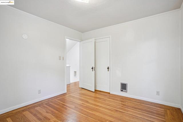 6576 Lucas AVE, Oakland CA: https://media.crmls.org/mediaz/39aa1b46-5b72-4865-8746-6efd1e379caf.jpg