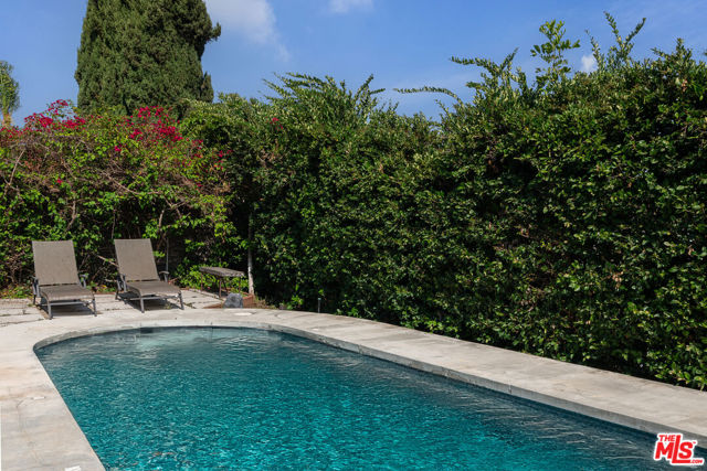 3756 Effingham Place, Los Angeles CA: https://media.crmls.org/mediaz/39aac687-20f7-4ed4-a2fa-eae7168e8f37.jpg