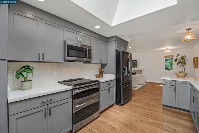 14 Saint Louis Ln, Pleasant Hill CA: https://media.crmls.org/mediaz/39aafe62-c2f6-46b6-b2c2-a36a73198e13.jpg