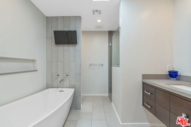 2829 Westbrook Avenue, Los Angeles CA: https://media.crmls.org/mediaz/39ab72f3-ef15-4c40-8f80-35d8e48c46c9.jpg