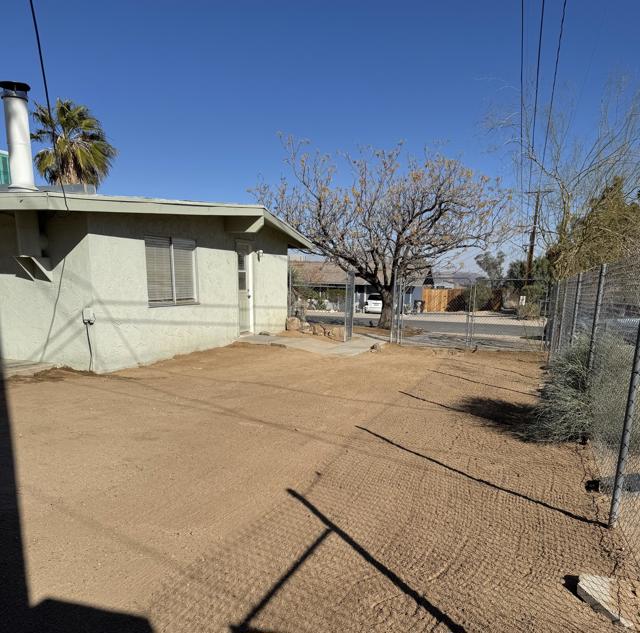 5958 El Reposo Street, Joshua Tree CA: https://media.crmls.org/mediaz/39abb273-7760-47bd-890a-3111a0b33a80.jpg