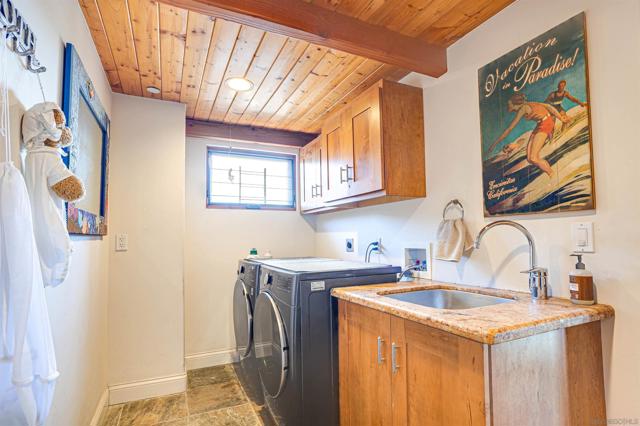 1464 Summit Ave, Cardiff by the Sea CA: https://media.crmls.org/mediaz/39ac4ccd-4d6c-4d7e-a548-72aa04e23edd.jpg
