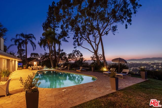 11531 Amanda Drive, Studio City CA: https://media.crmls.org/mediaz/39ad2921-6c1d-4970-8888-9f5c13a3f76e.jpg