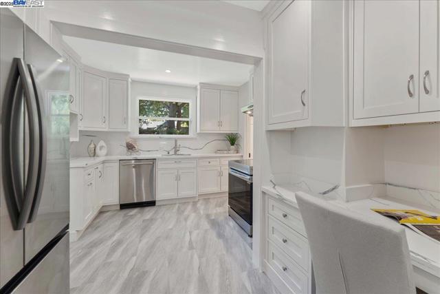 405 Kingsley Ave, Palo Alto CA: https://media.crmls.org/mediaz/39ad5d3a-a139-47f8-8205-5d7b7ee1704b.jpg