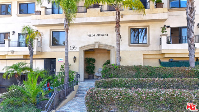155 N Hamilton Drive, Beverly Hills CA: https://media.crmls.org/mediaz/39ad62c0-c531-4712-995c-92ee68c7e0a3.jpg