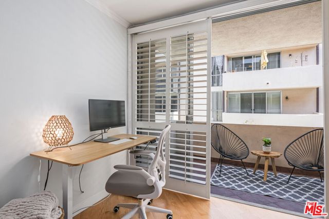 725 S Barrington Avenue, Los Angeles CA: https://media.crmls.org/mediaz/39ad7cbe-7b22-4f91-880d-49ab165ec87d.jpg